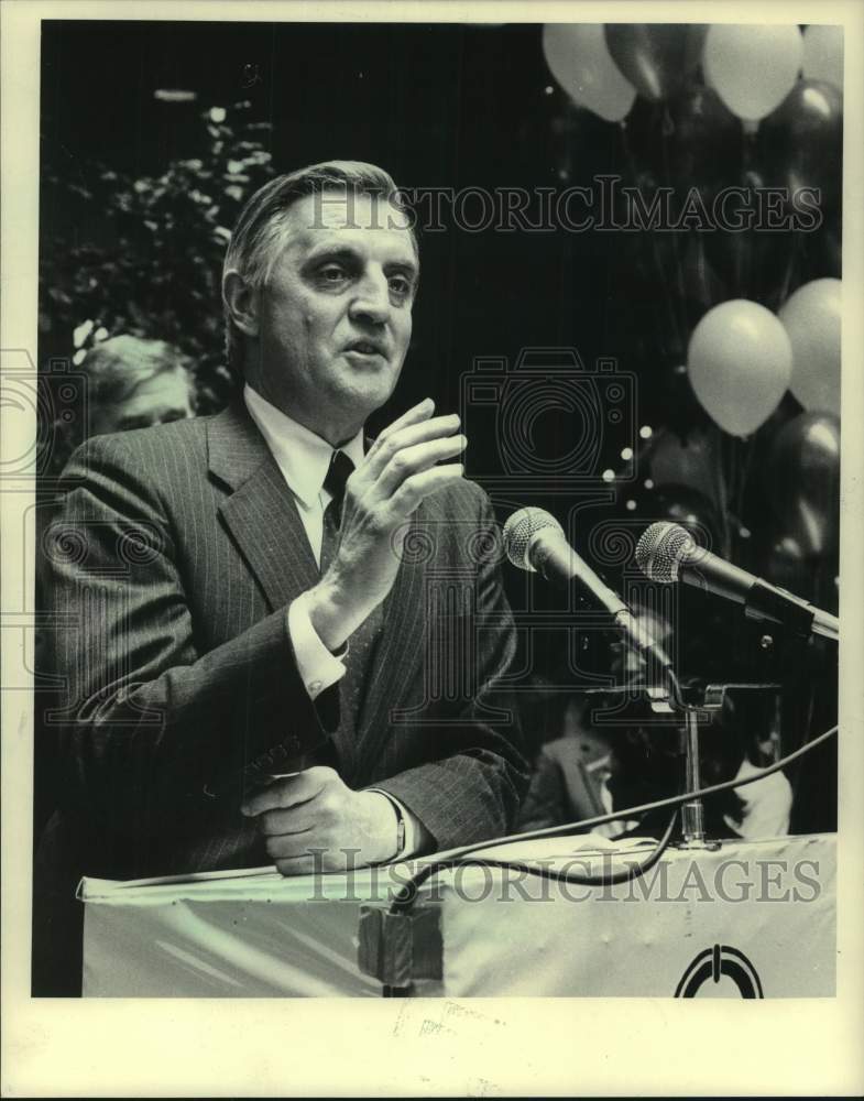 1984 Press Photo Walter Mondale speaks at Grand Avenue retail center, Milwaukee - Historic Images