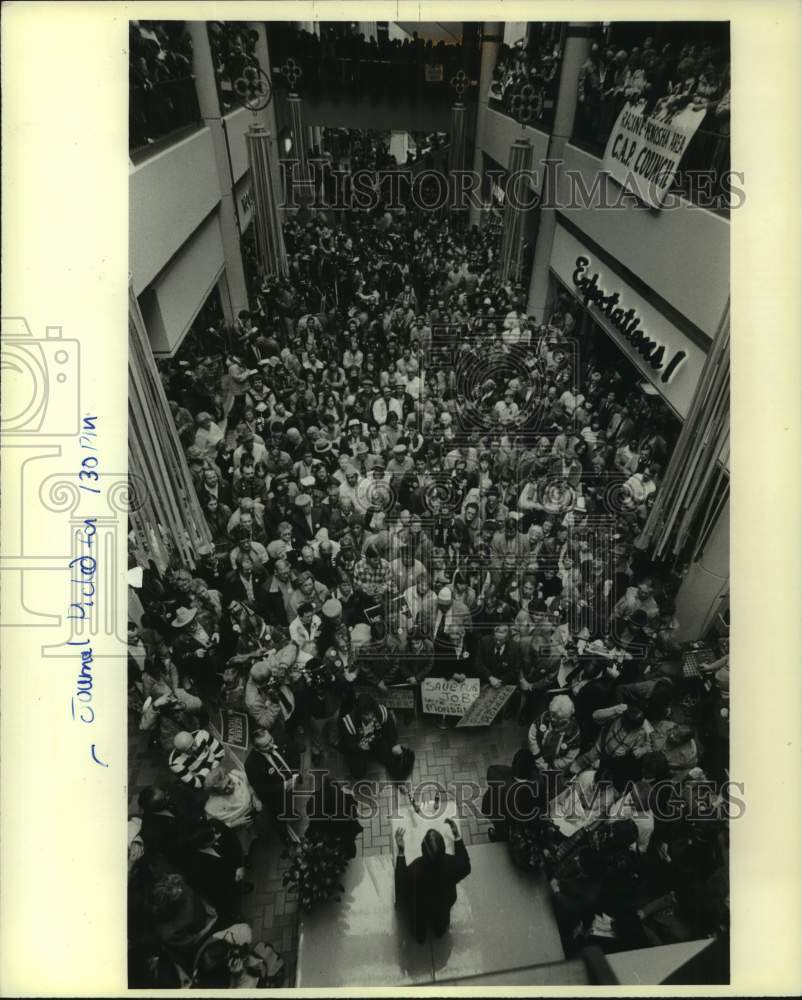 1984 Press Photo Walter Mondale addresses crowd at the Grand Avenue, Milwaukee - Historic Images