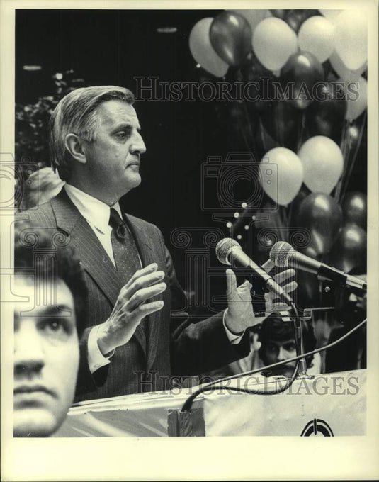 1984 Press Photo Walter Mondale speaks at podium in Milwaukee, Wisconsin - Historic Images