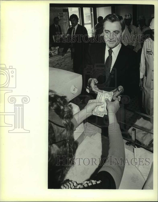 1980 Press Photo Walter Mondale Presidential Campaign in Milwaukee at Usinger's - Historic Images