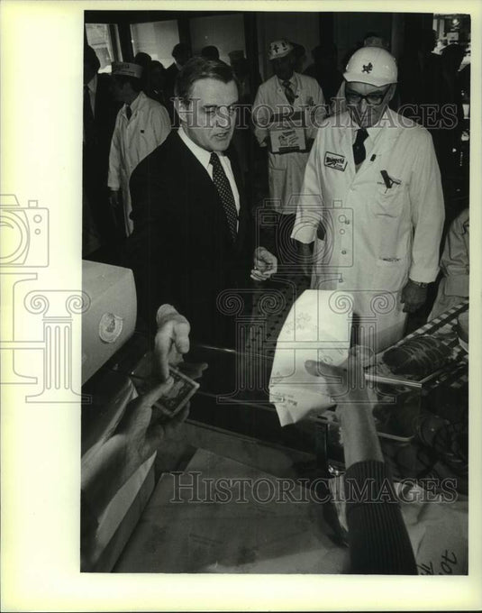 1980 Press Photo Walter Mondale Presidential Campaign in Milwaukee at Usinger's - Historic Images
