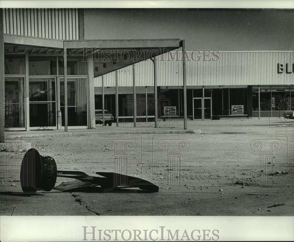 1976 Press Photo Vacant shops at Spring Mall Shopping Center - mjc30884 - Historic Images