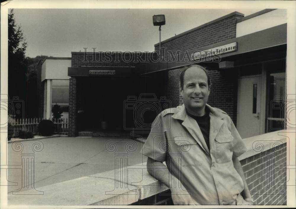 1991 Press Photo Tom Springer in Allenwood Federal Prison Camp Pennsylvania - Historic Images