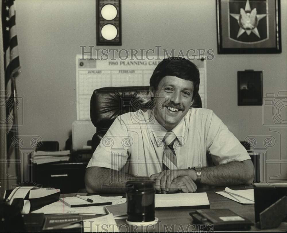 1980 Press Photo David Steingraber police chief in his office Menomonee Falls - Historic Images