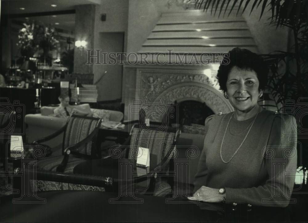 1993 Press Photo Rosemary Steinfest, General Manager of the Pfister Hotel - Historic Images