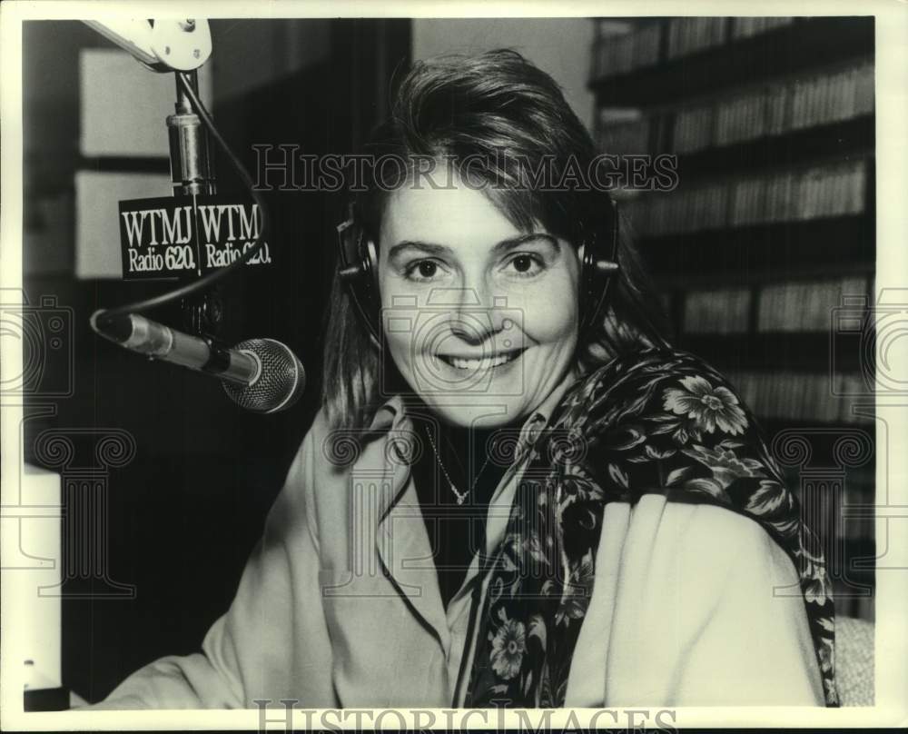 1989 Press Photo Radio Host Lynn Sprangers of WTMJ Radio 620 - mjc30913 - Historic Images