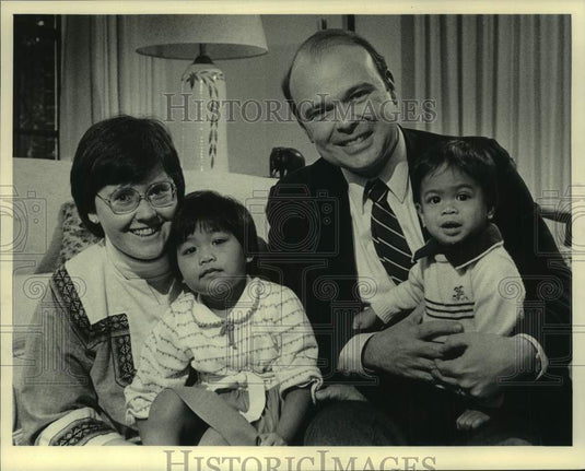 1983 Press Photo Gregory and Mary Ellen Stanton and their adopted children - Historic Images