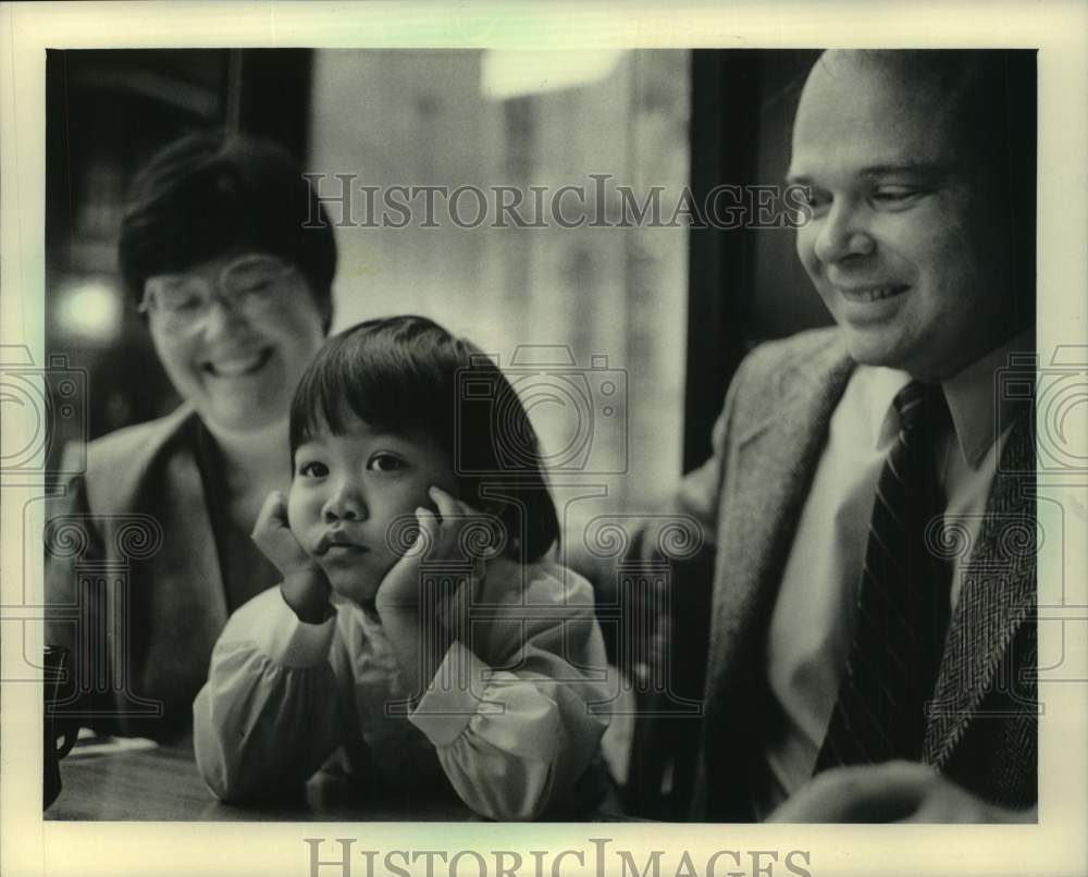 1984 Press Photo Greg and Mary Ellen Stanton with Adopted daughter, Chantana - Historic Images