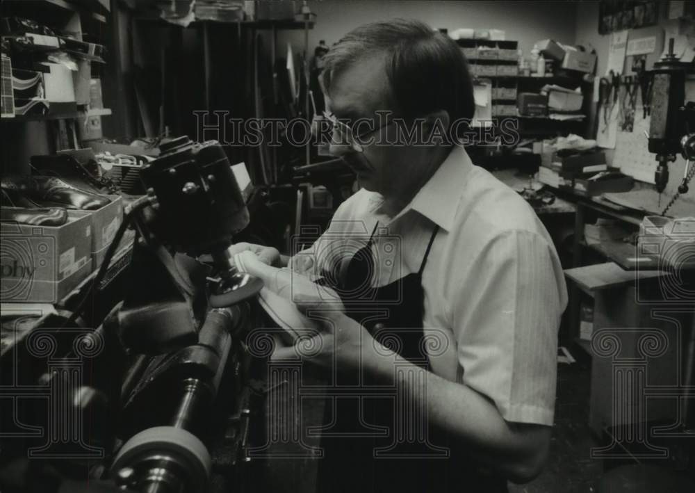 1984 Press Photo John Hoffman, orthopedic shoe maker, making a pair of shoes, WI - Historic Images