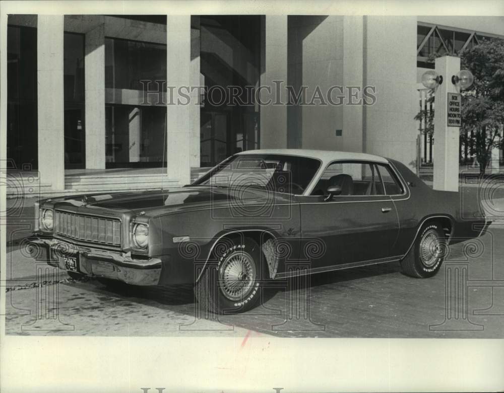 1974 Press Photo Plymouth&#39;s 1975 Fury Sport Intermediate in Milwaukee, Wisconsin - Historic Images