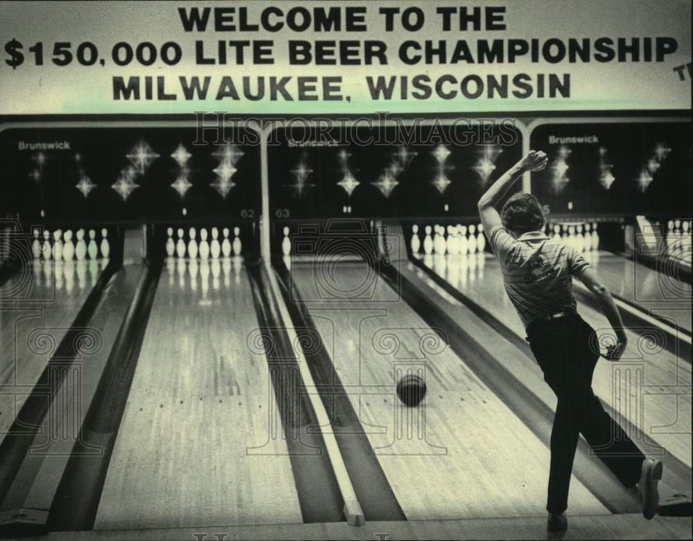 1985 Press Photo Scott Devers bowling at the Lite Beer Championship in Milwaukee - Historic Images