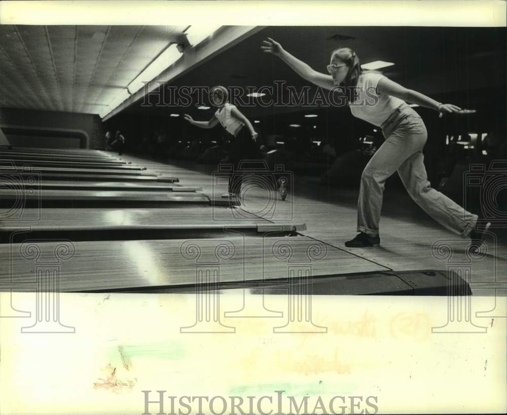 1983 Press Photo The World&#39;s Largest Couples League, Red Carpet Lanes, Waukesha - Historic Images