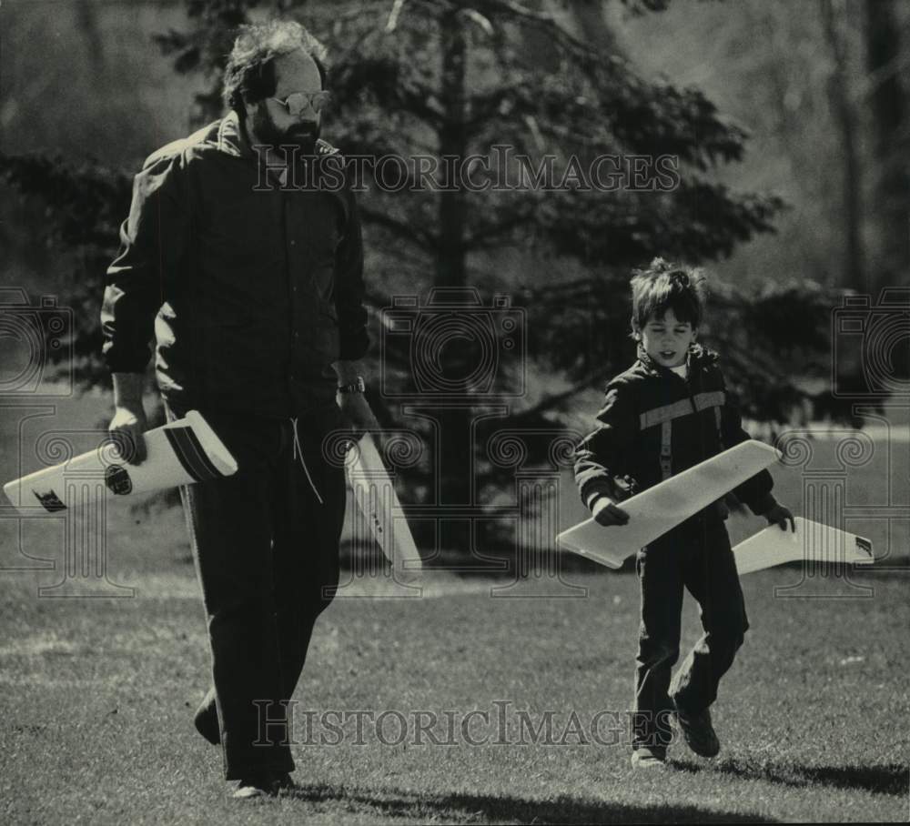 1986 Press Photo Todd Rapczyk &amp; his father play with glider near McKinley Marina - Historic Images