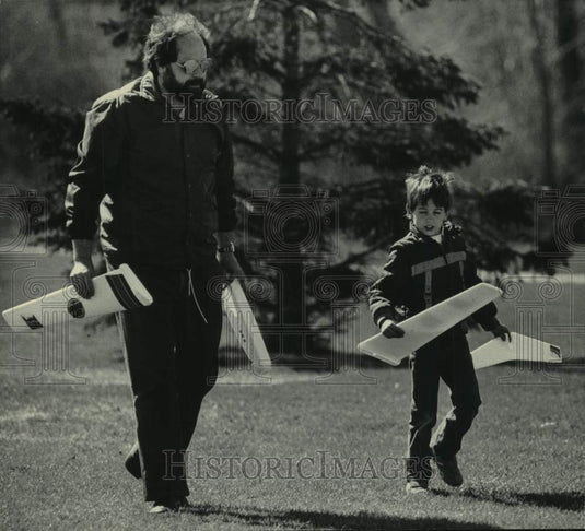 1986 Press Photo Todd Rapczyk & his father play with glider near McKinley Marina - Historic Images