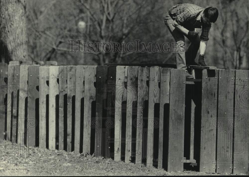 1986 Press Photo Dave VandenBusch prepares picnic tables for Lake Park - Historic Images