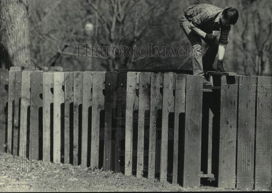 1986 Press Photo Dave VandenBusch prepares picnic tables for Lake Park - Historic Images