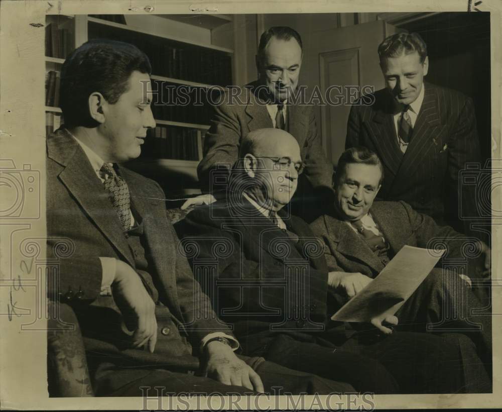 1945 Press Photo Irving Seaman surrounded by New Navy League Officers, Wisconsin-Historic Images