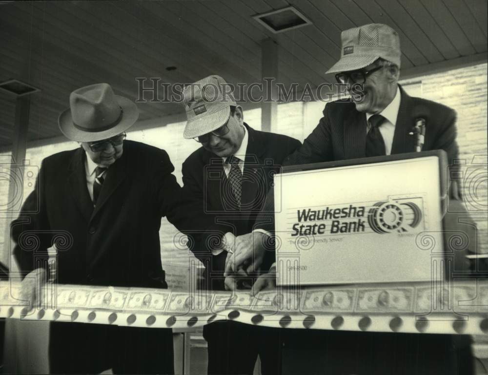 1990 Press Photo Carl Taylor, Governor Tommy Thompson and Donald Taylor Waukesha - Historic Images