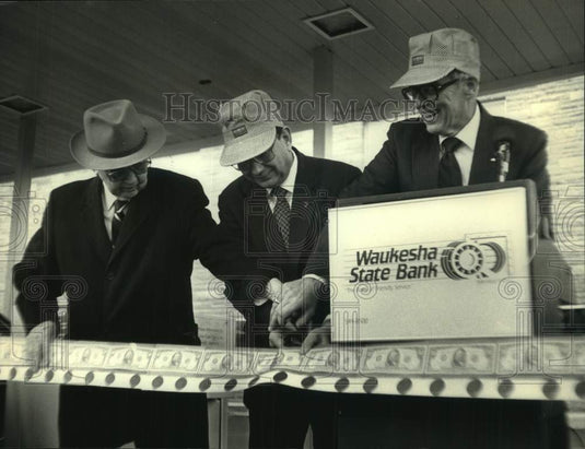 1990 Press Photo Carl Taylor, Governor Tommy Thompson and Donald Taylor Waukesha - Historic Images