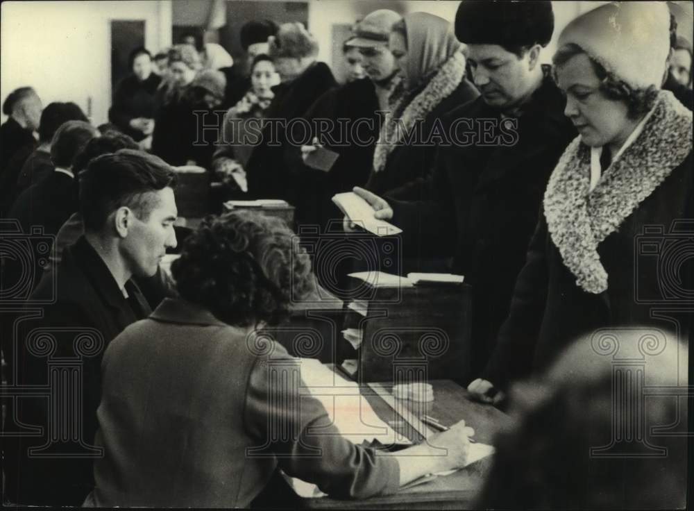 1965 Press Photo Russians voting for a single slate of candidates in Moscow- Historic Images