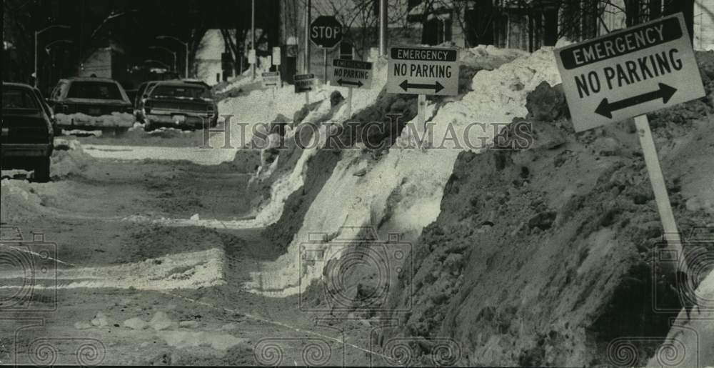 1979 Press Photo Signs stuck in snowbanks along road, Milwaukee - mjc31056 - Historic Images