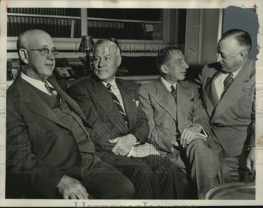 1952 Press Photo Milwaukee Council of the Navy League meet at the Milwaukee Club - Historic Images