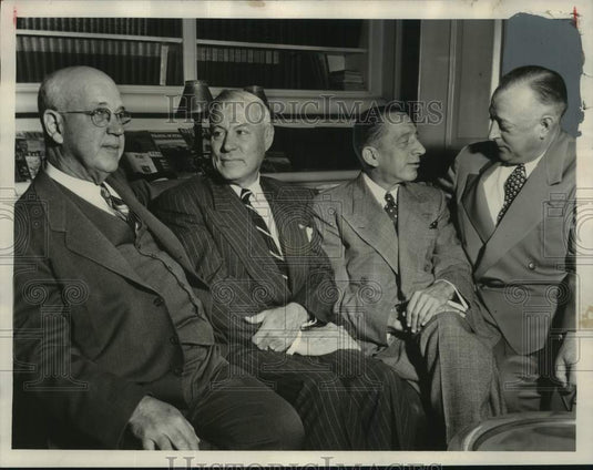 1952 Press Photo Milwaukee Council of the Navy League meet at the Milwaukee Club - Historic Images