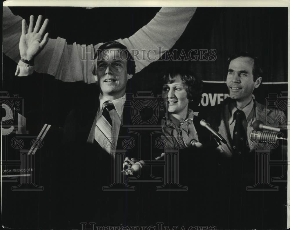 1978 Press Photo Martin Schreiber, wife and others after election day - Historic Images