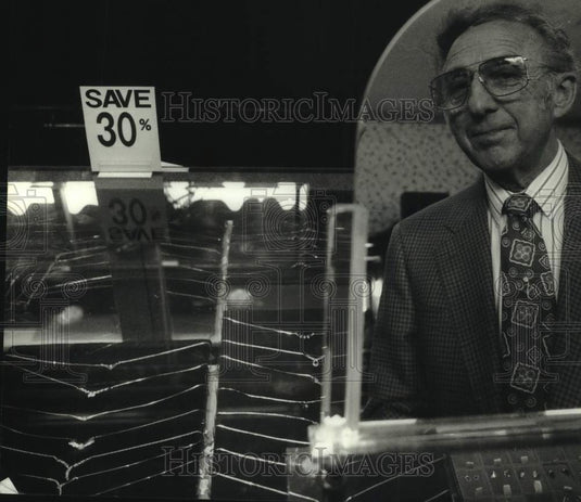 1993 Press Photo Milton K. Semon, owner of David Kupper Jewelers, Wisconsin - Historic Images