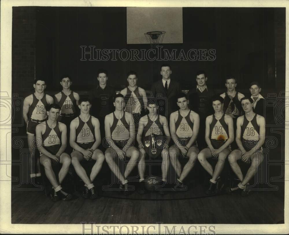 Press Photo Unidentified basketball team with award - mjc31094 - Historic Images