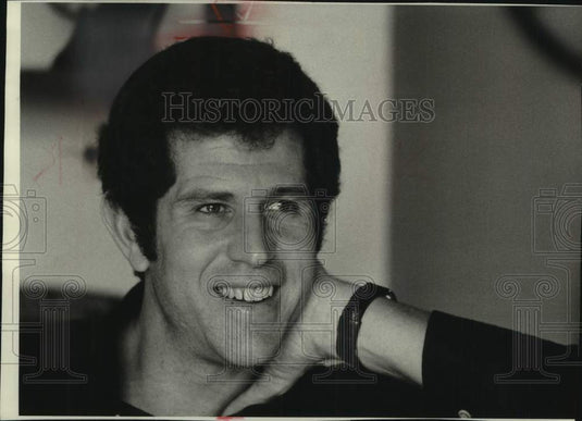 1975 Press Photo Actor Tony Roberts now in Broadway's "Absurd Person Singular." - Historic Images