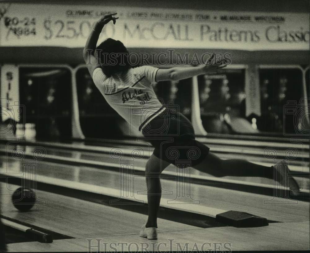 1984 Press Photo Aleta Sill at McCall Patterns Classic bowling tournament - Historic Images