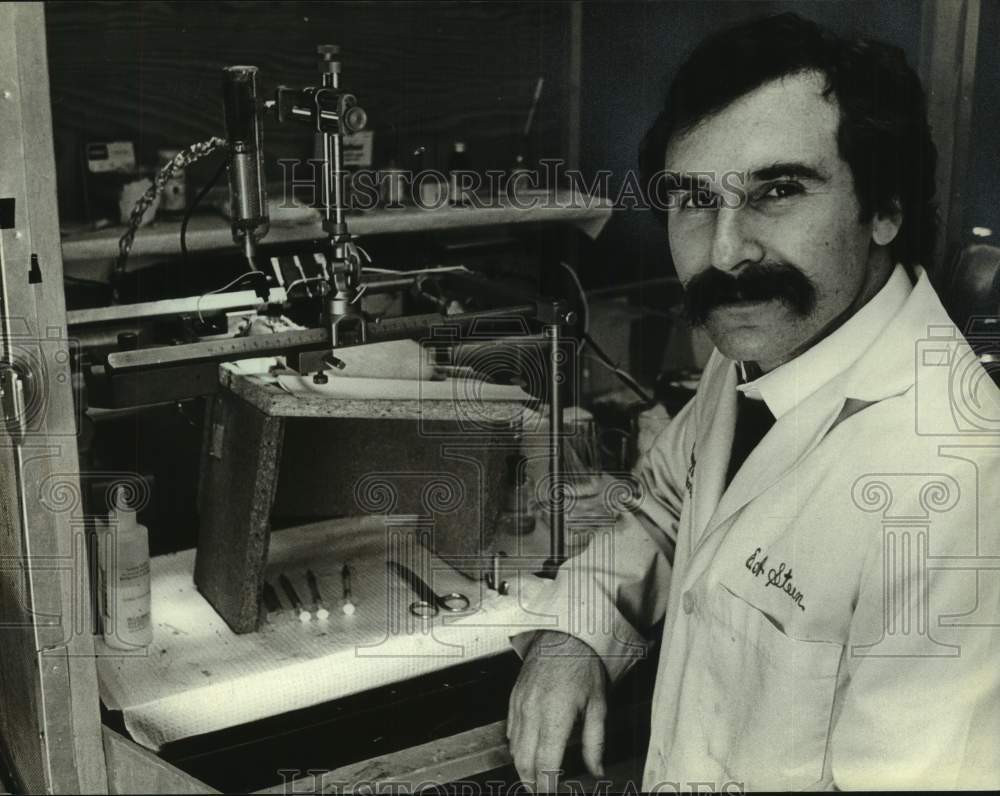 1981 Press Photo Biologist Elliot Stein at Marquette University laboratory - Historic Images