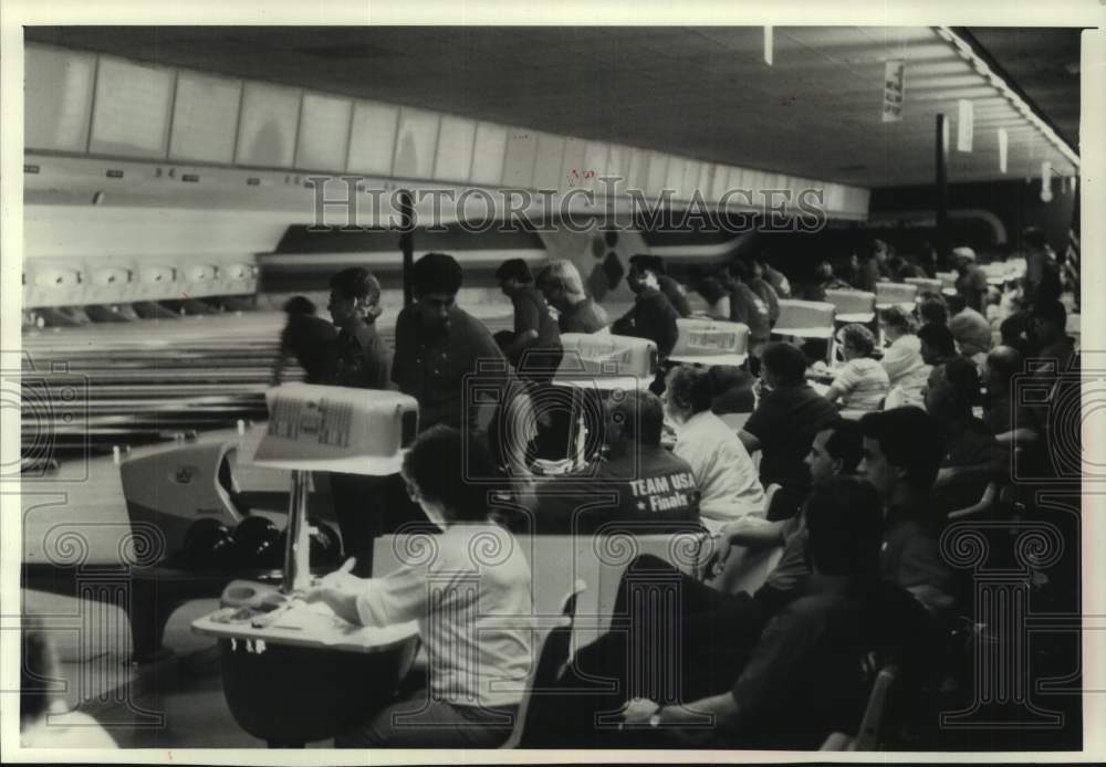 1989 Press Photo Bowlers of Team USA National Finals at Red Carpet Bowlero - Historic Images