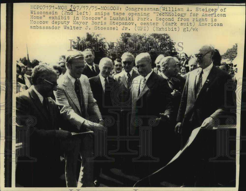 1975 Press Photo Steiger and others cut tape at technology opening in Moscow - Historic Images