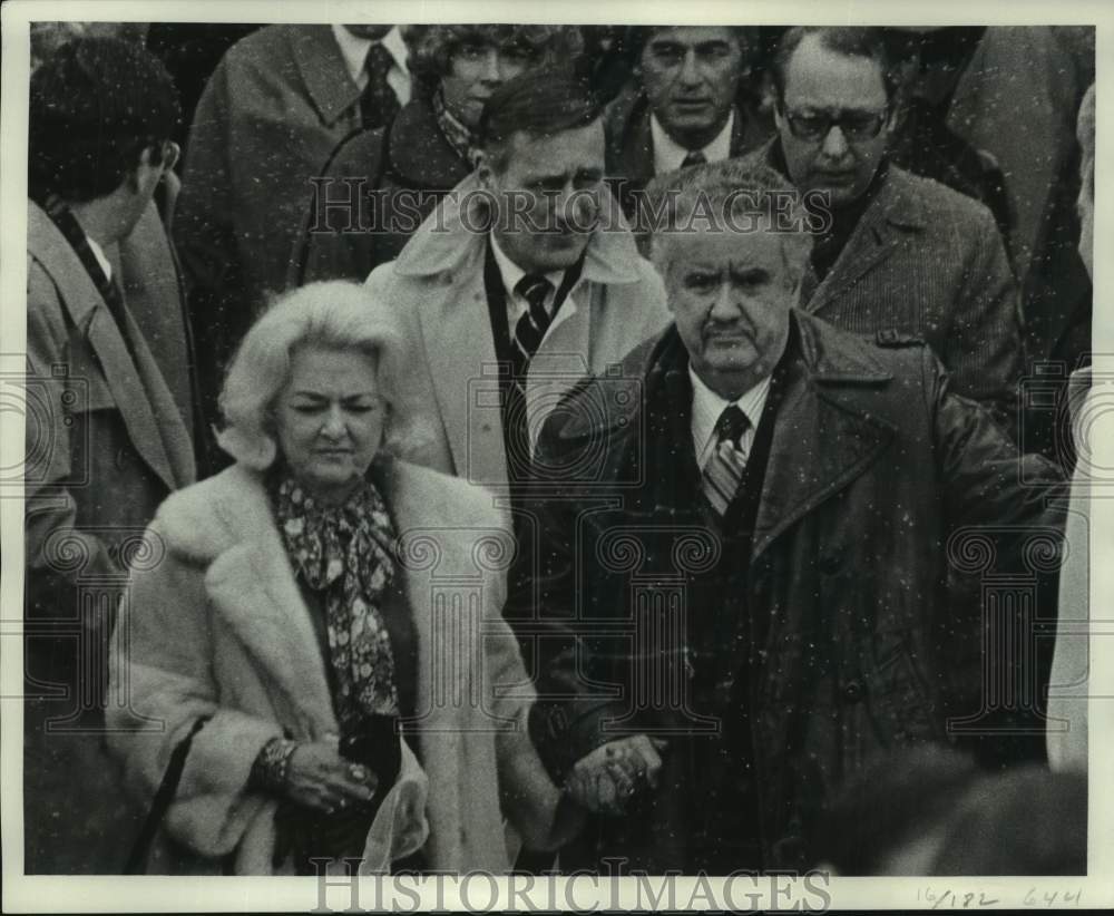 Press Photo Mr. and Mrs. Dreyfus and others attend William Steiger&#39;s funeral - Historic Images