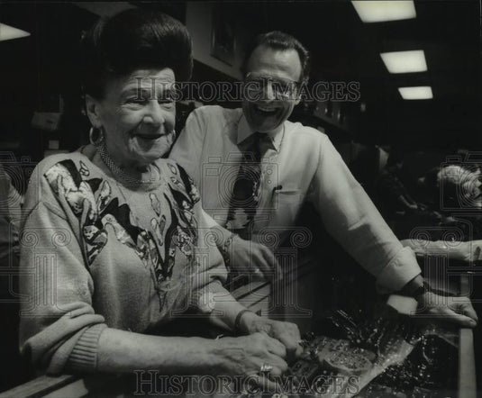 1994 Press Photo Sylvia Stein celebrates 59 years at jewelry store, Wisconsin - Historic Images