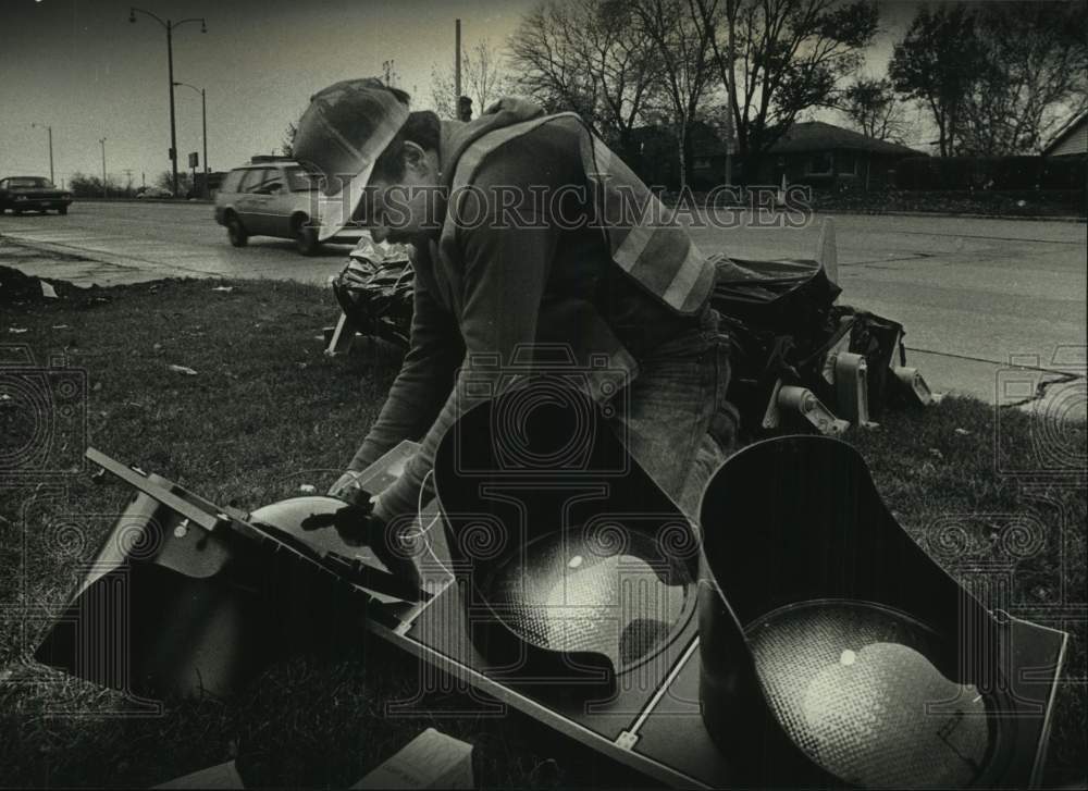 1989 Press Photo Ken Jasinski puts together a traffic light in Glendale - Historic Images