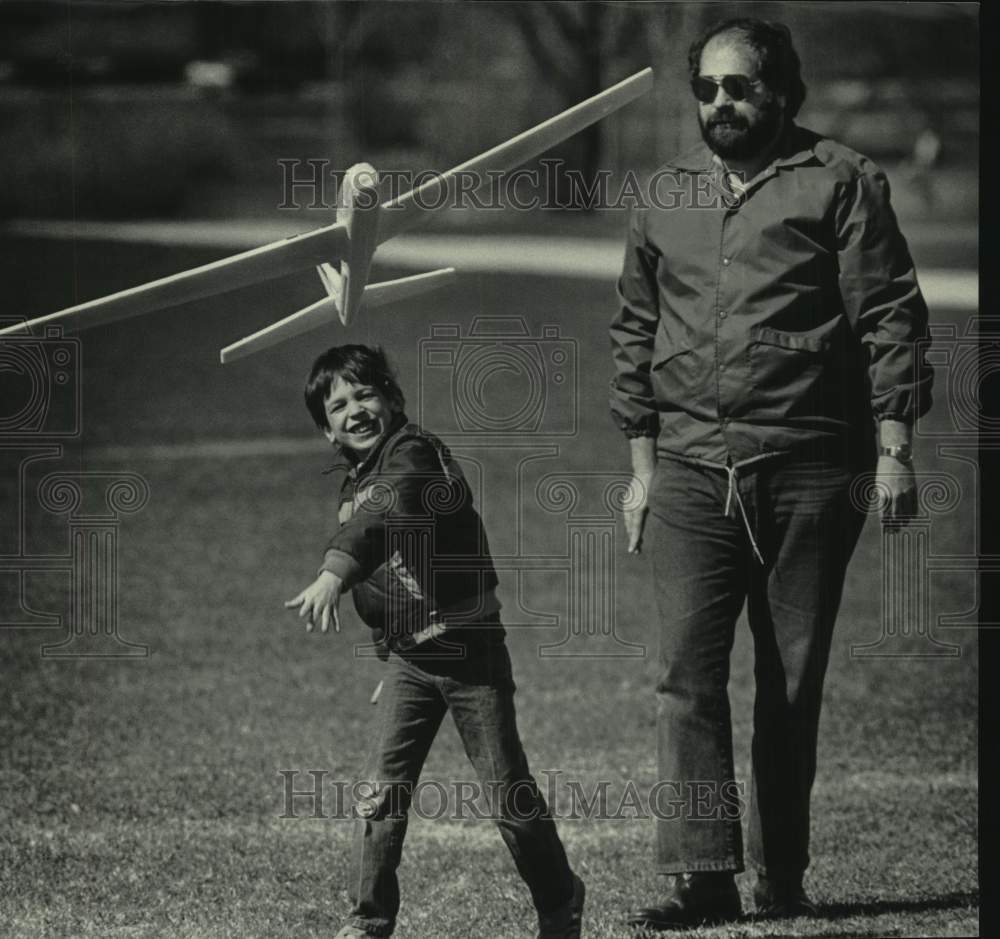 1986 Press Photo Todd Rapczyk &amp; his father playing with glider, McKinley Marina - Historic Images