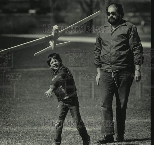 1986 Press Photo Todd Rapczyk & his father playing with glider, McKinley Marina - Historic Images