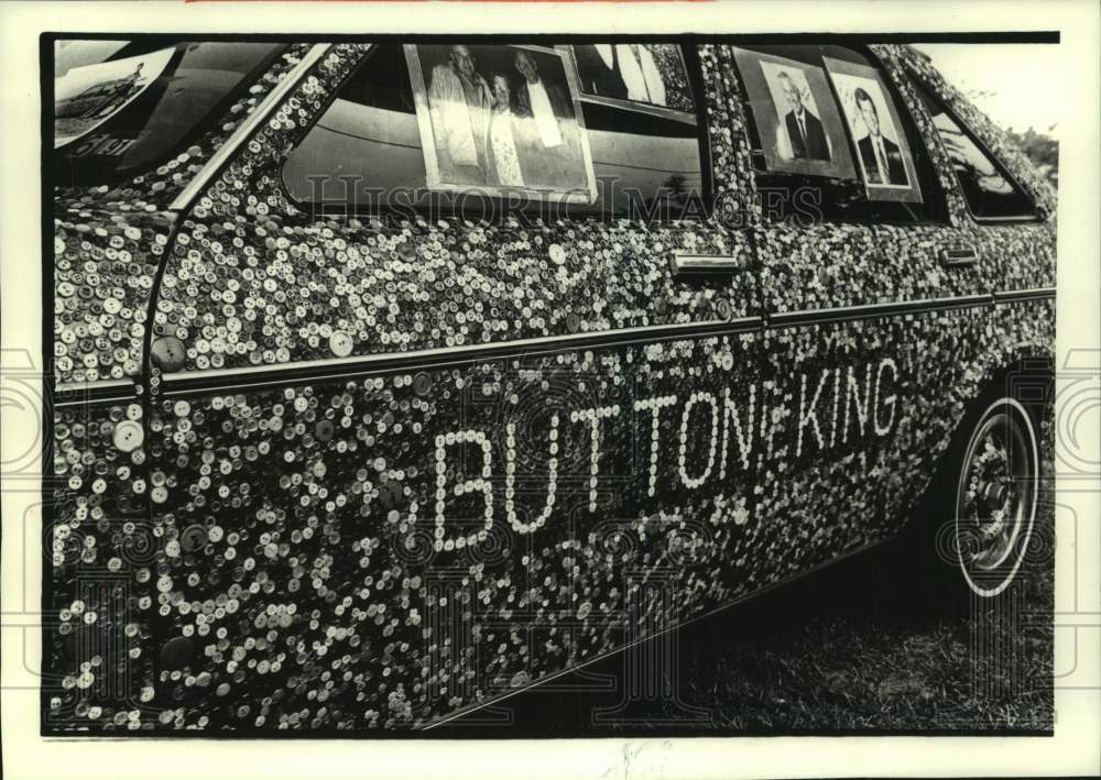 1992 Press Photo Dalton Stevens&#39; automobile covered in buttons in Cedarburg - Historic Images