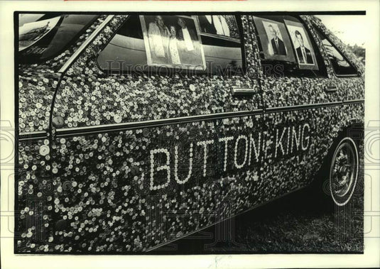 1992 Press Photo Dalton Stevens' automobile covered in buttons in Cedarburg - Historic Images