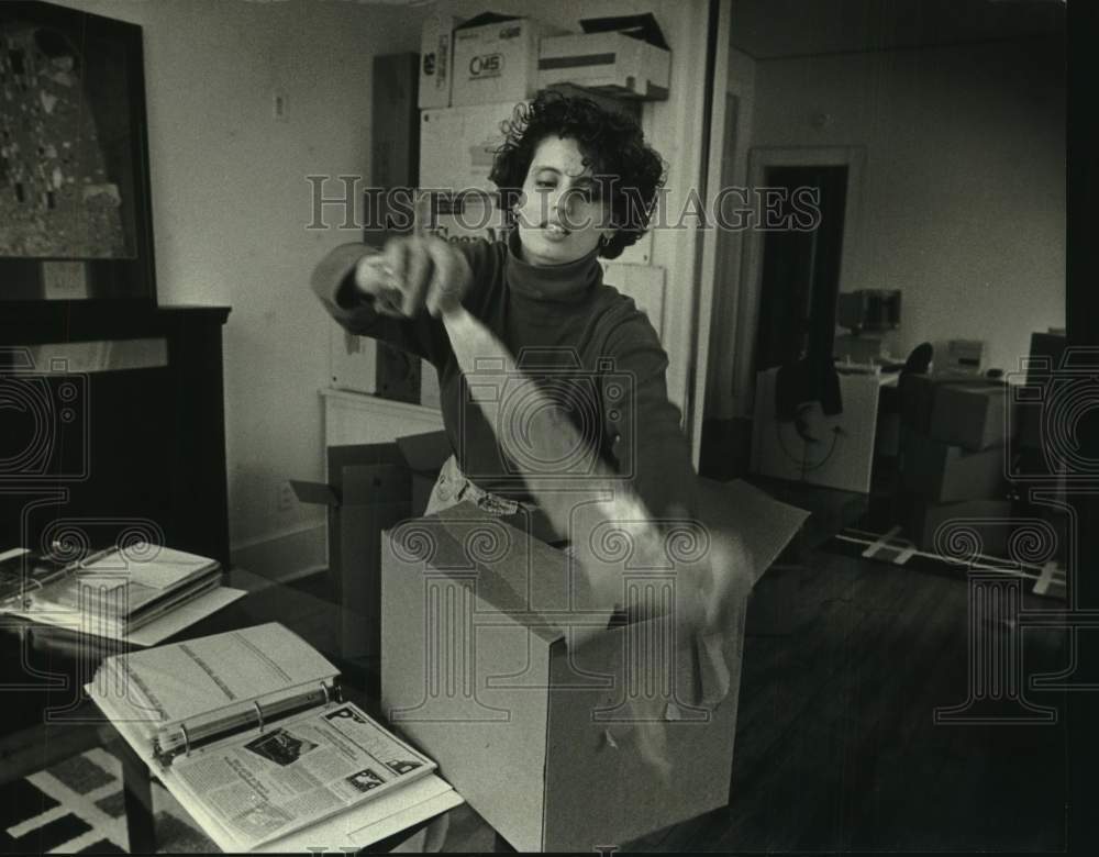 1994 Press Photo atticDesign owner Michelle Stellmacher opens boxes - mjc31190 - Historic Images