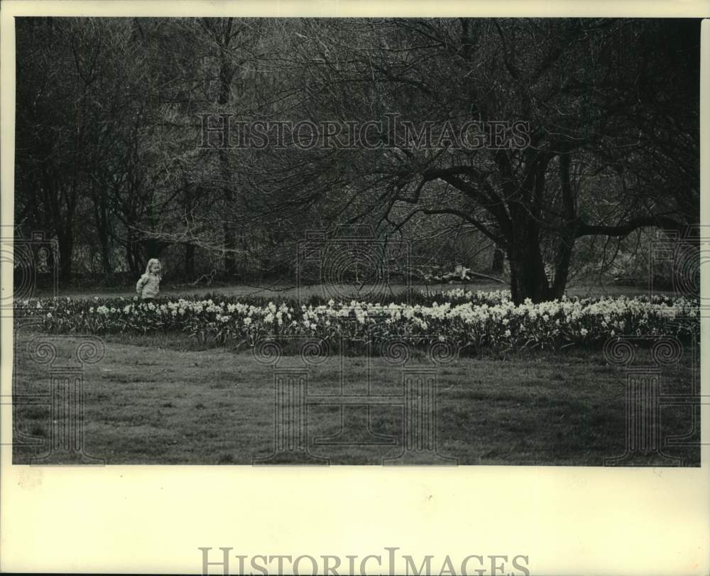 1984 Press Photo Stephanie Turner looks at flowers at Whitnall Park in Wisconsin - Historic Images