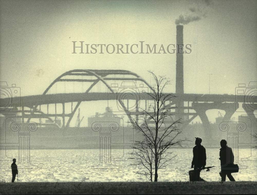 1985 Press Photo Fishermen near McKinley landfill in Wisconsin - mjc31196 - Historic Images