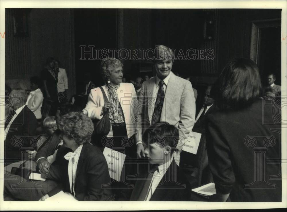 1990 Press Photo Janet Steiger and son Bill at the FTC confirmation hearing - Historic Images