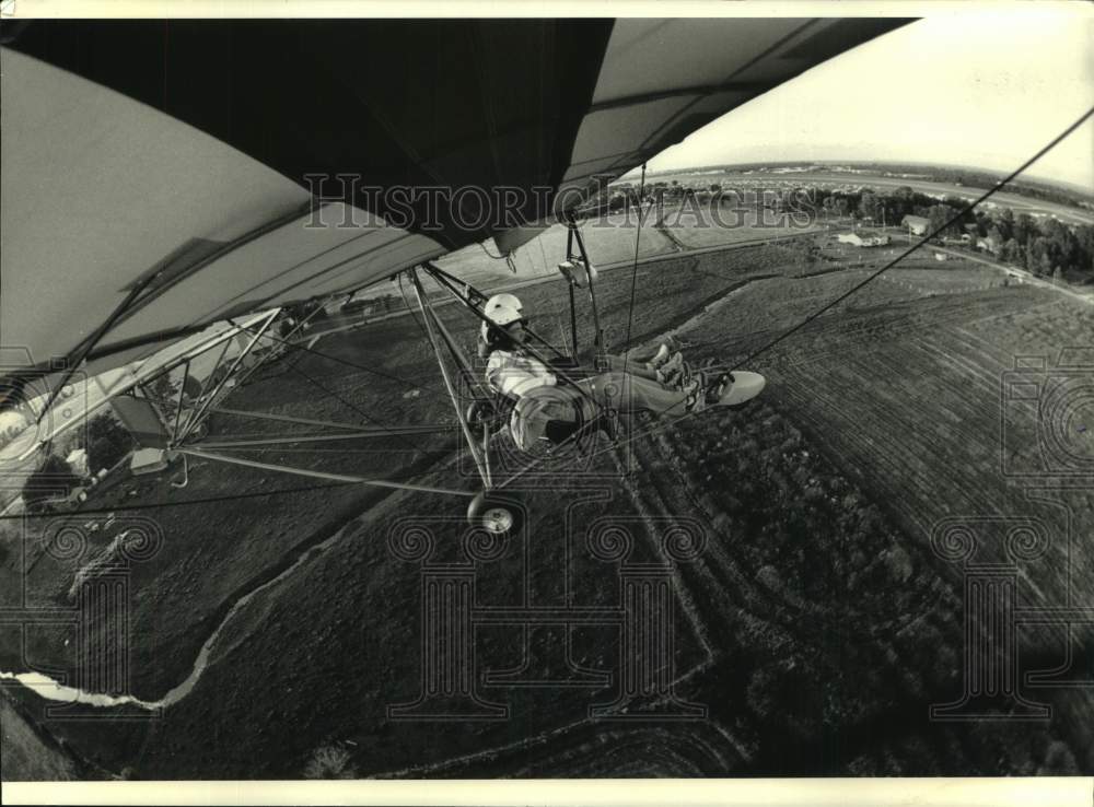 1993 Press Photo Sentinel reporter Meg Jones flies in a ultralight glider - Historic Images