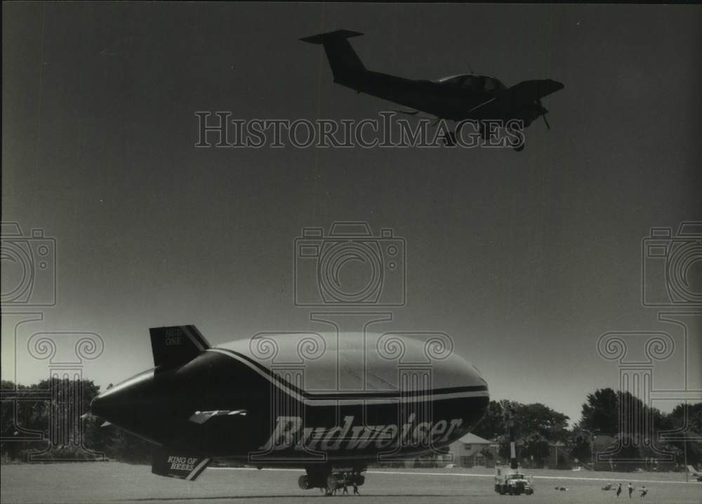 1993 Press Photo The Bud One Airship at Timmerman Field in Milwaukee - mjc31203 - Historic Images