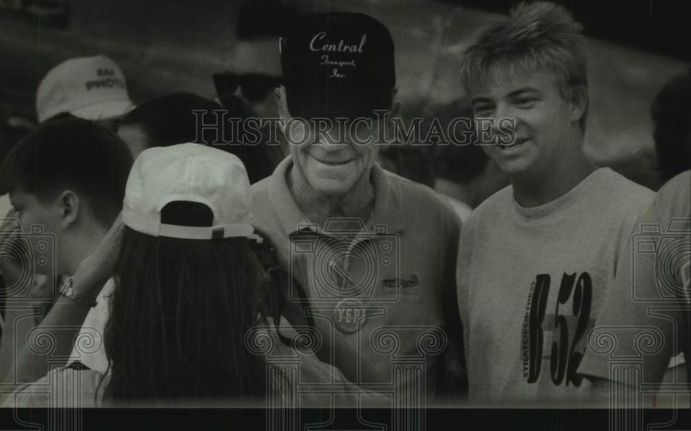 1993 Press Photo Pilot Chuck Yeager at the Experimental Aircraft Fly-In - Historic Images