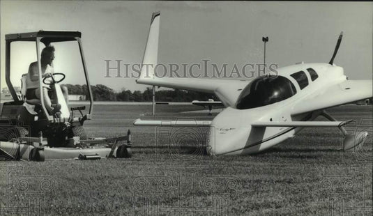 1993 Press Photo Experimental Aircraft Association worker mowing the grass - Historic Images